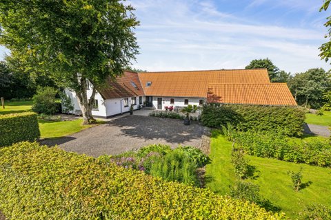 12,9 ha jord og en flot moderniseret landejendom