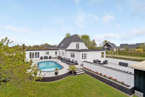 Velholdt og lys liebhaverejendom med swimmingpool