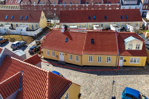 Charmerende byhus med hyggelig gårdhave i Fiskerklyngen