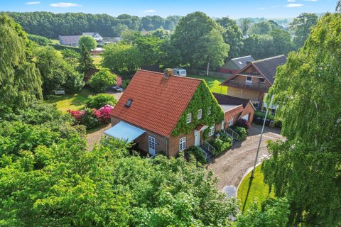 Unik villa med stort udhus centralt i Kongerslev