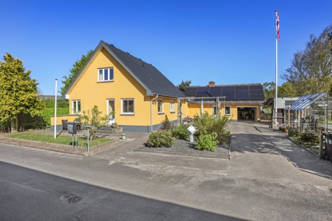 Velholdt villa i Strandby med skøn have og flere terrasser nær Limfjorden