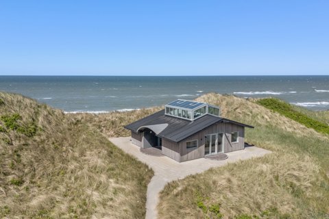 Fantastisk, arkitekttegnet sommerhus fra 2021 i første klitrække