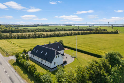 Rummelig landejendom på bejstrupvej med naturskøn beliggenhed og plads til hele familien