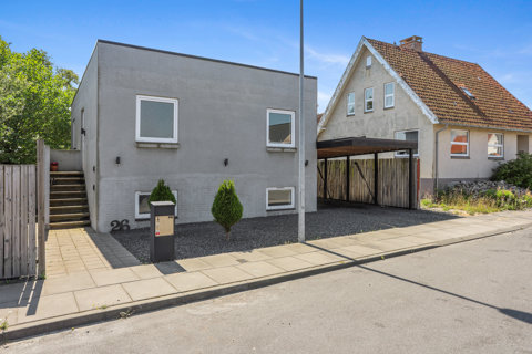 Velholdt villa med god kælder og skøn have i Frederikshavn
