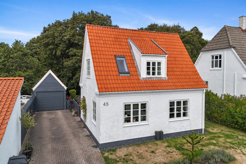 Indflytningsklar villa med kig til vandet i Asaa