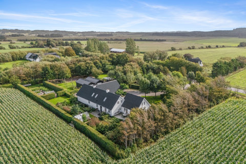 Rummelig og velholdt villa i landlige omgivelser