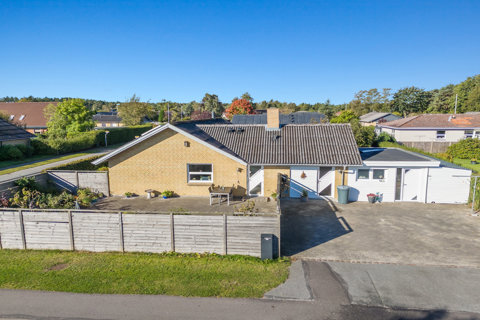 Indbydende villa på rolig villavej i Elling