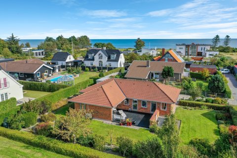 Fuldmuret villa tæt på vandet