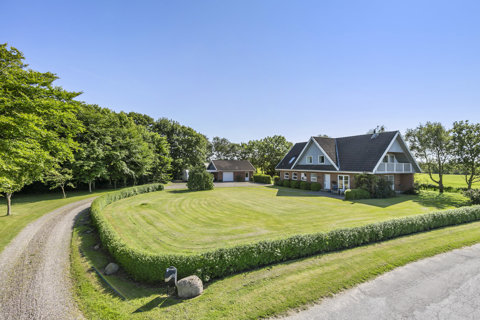 Landejendom med fjordudsigt og rummelig have