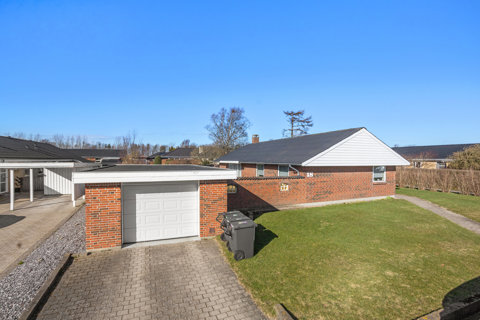 Velholdt villa for enden af blind vej i Biersted