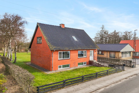 Charmerende villa med stor garage og muligheder