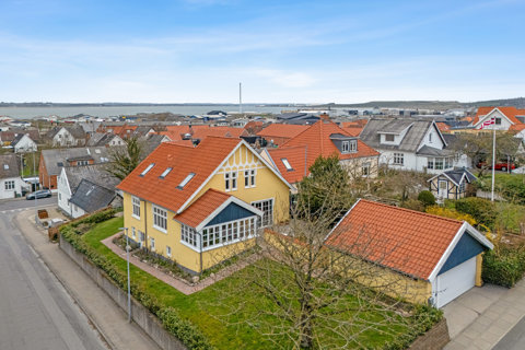 Charmerende villa med klassisk arkitektur centralt i Løgstør