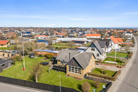 Velholdt villa med fantastisk terrasse i Strandby