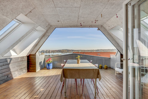 Unik lejlighed med stor tagterrasse og fjordudsigt