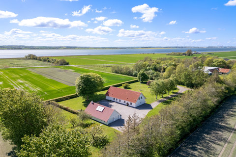 Indbydende villa med ugeneret beliggenhed tæt på Limfjorden