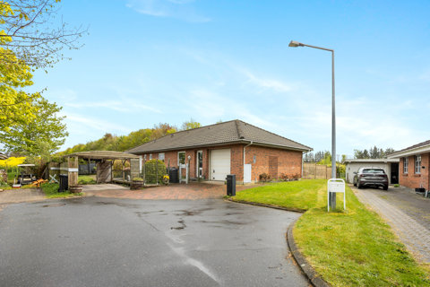 Velholdt villa med stor garage og skønne terrasser i Skærum