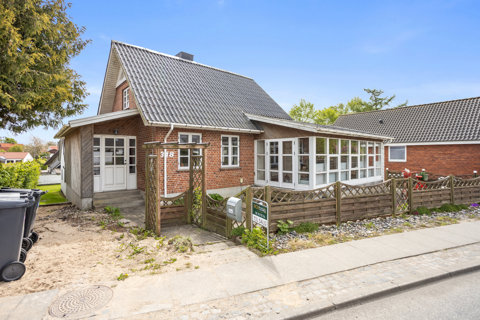 Dejlig villa med gode lyse opholdsrum og stort værksted