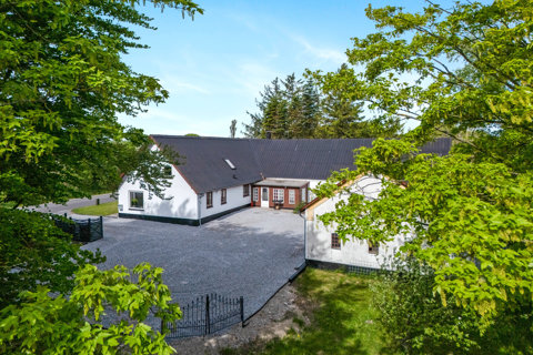 Idyllisk landejendom med hestemuligheder nær Voergård Slot