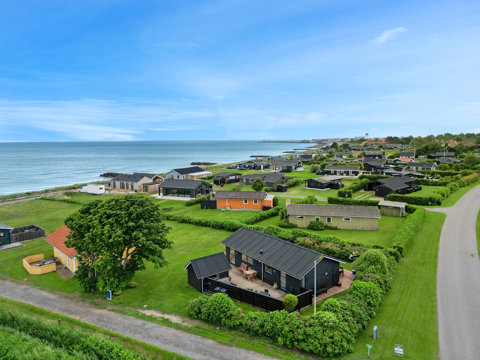 Indbydende sommerhus med havudsigt og få meter til stranden