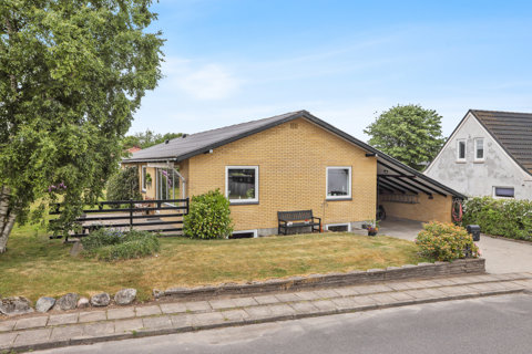 Fuldmuret villa med god planløsning og skønne udearealer