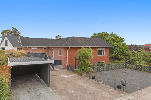 Rummelig og velholdt villa med 236 etagemeter i Vodskov