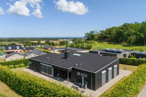 Arkitekttegnet lavenergihus med udsigt over Ålbæk Bugt