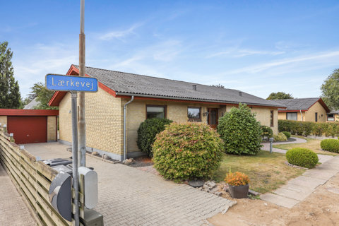 Charmerende og velholdt villa med lyse opholdsrum og skøn have