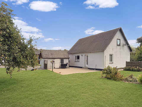 Original villa med hyggeligt gårdmiljø og masser af muligheder i Asaa