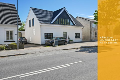Fleksibel bolig indrettet med to enheder og udhus i boligstandard