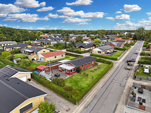 Velholdt etplansvilla med dejlig lukket have i Birkelse