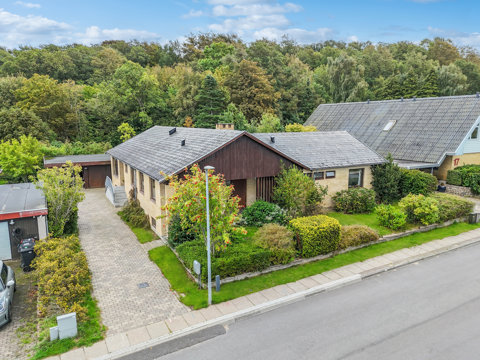 Rummelig villa med skoven som nabo på attraktiv adresse i Gistrup
