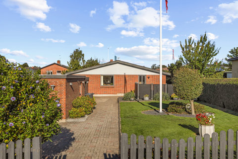 Velholdt etplansvilla med skøn have og masser af muligheder