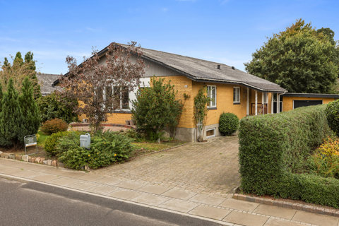 Rummelig villa med stor kælder og skøn have i Overlade