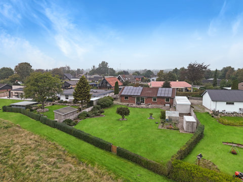 Velholdt villa med Elling Å i baghaven