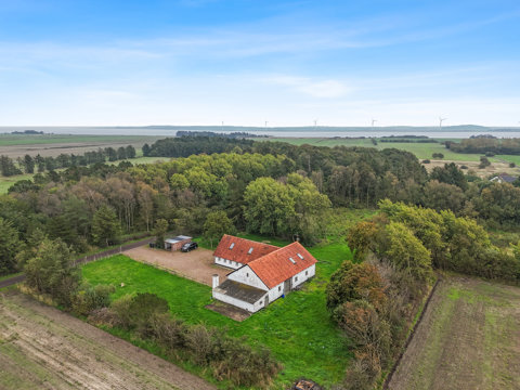 Landejendom med 1,5 ha jord og ugeneret beliggenhed